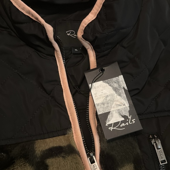 Rails Wesley Camo Quilted Fleece Women’s XL NWT 225$ - Picture 3 of 8